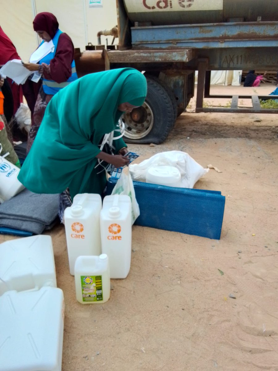 Ongoing distribution of essential NFIs (jerricans, soap, Bio-Clean, and water purifiers) to 224 families, 1,515 people, affected by floods in Ifo camp, Dadaab. These families, currently residing in three primary schools, also received blankets and mats from @UNHCR_Kenya
