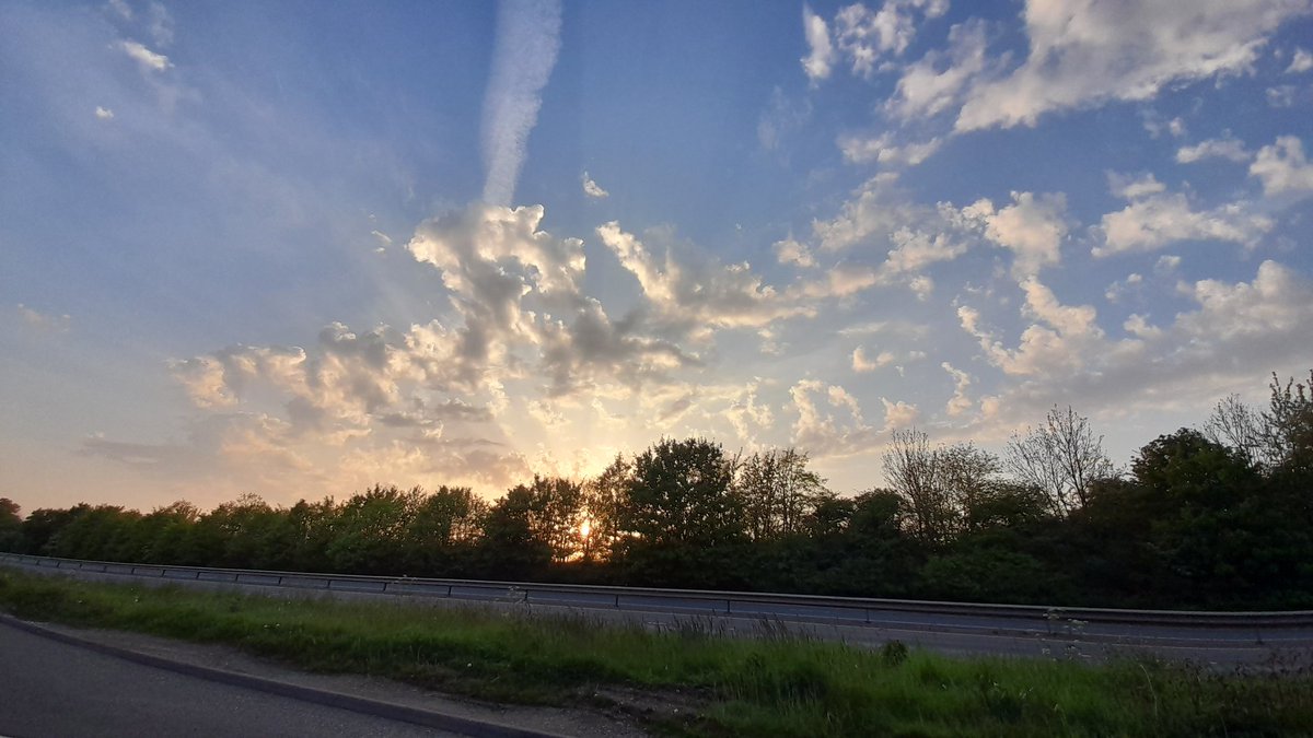 Just before sunset yesterday evening near Diss, Norfolk @WeatherAisling @ChrisPage90 @danholley_ @bbcweather