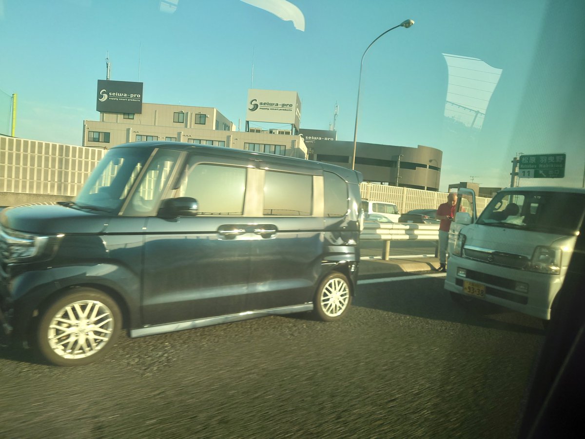 近畿道、長原北側で渋滞あるなぁって思ってたら、まさかのフェラーリが突っ込んで玉突き事故で渋滞なってたみたいです。