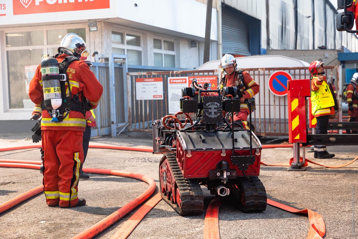#INTERVENTION | Nos #robots pompiers sont déployés plusieurs fois par semaine à travers le monde comme ici le #Colossus pour un feu d’entrepôt à Marseille auprès des @MarinsPompiers! 

#stronger #safer #faster