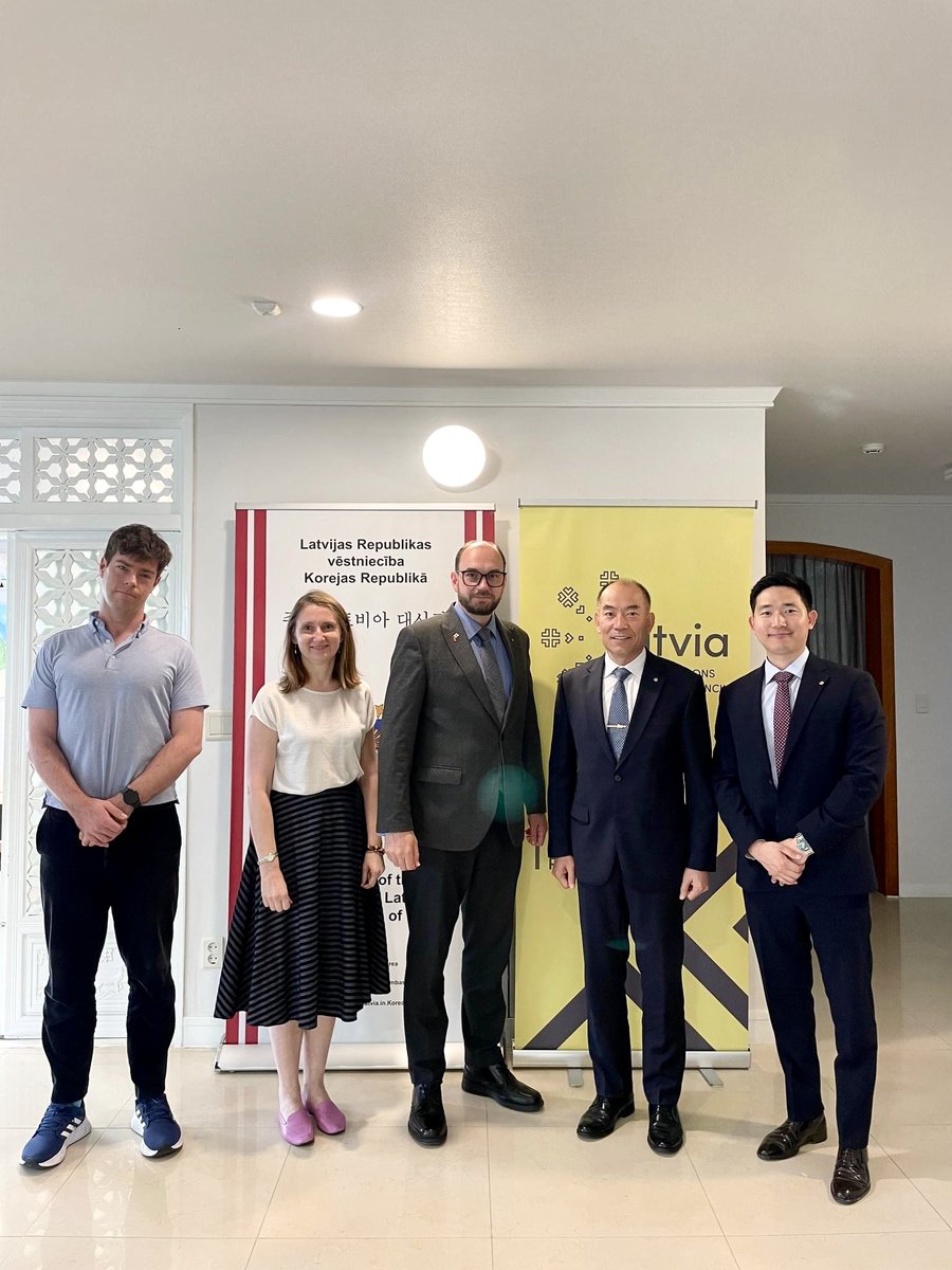 Today, Ambassador @ArisVigants & @LVinKorea team met with Mr. Ryu Young Kwan, Head of the Department of CRM at @HanwhaAerospace, exploring 🇰🇷🤝🇱🇻 bilateral cooperation opportunities & insights into #Hanwha strategies for localization and partnership endeavors.
#LatviaInKorea