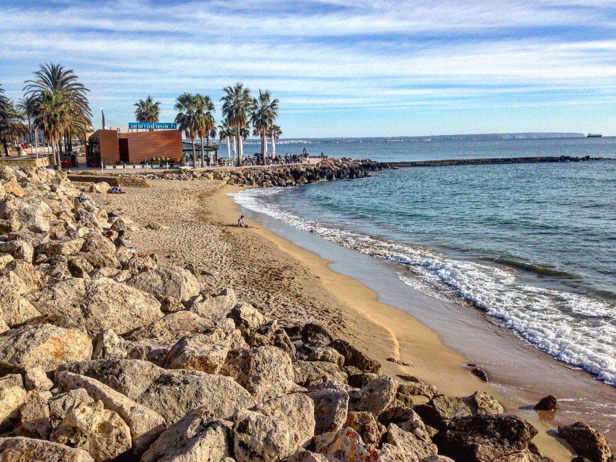 A terrace right by the sea? This is just one of the many delights that Palma offers to kickstart your weekend in our city. #VISITPALMA 📷 laurine_lebihan