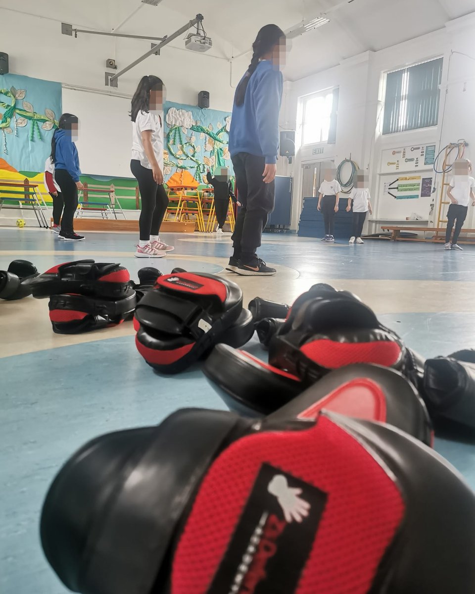 Thrilled to have led a successful boxing session at Audley Junior School! Seeing youth engage in boxing is not only empowering but also promotes physical activity and discipline. #BoxingForYouth #YouthFitness #Empowerment #ActiveKids #HealthyLifestyle 🥊 #academyzs #teamzda