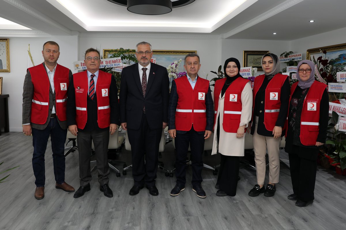 Kızılay Şube Başkanı Erhan Korkmaz ve yönetimi bizleri belediyemizde ziyaret ederek hayırlı olsun dileklerini ilettiler. Nazik ziyaretleri için kendilerine teşekkür ediyorum.