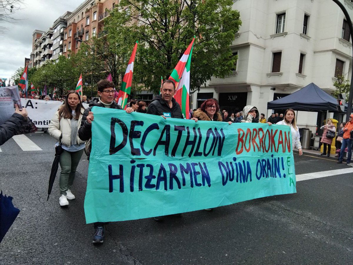 Paros en #Decathlon de #Irun en defensa del convenio. La plantilla ha decidido movilizarse para denunciar las malas condiciones laborales. Para ello, mañana sábado, 4 de mayo, realizarán paros de 12:00 a 13:00 horas y de18:00 a 19:00 horas. #DecathlonBorrokan