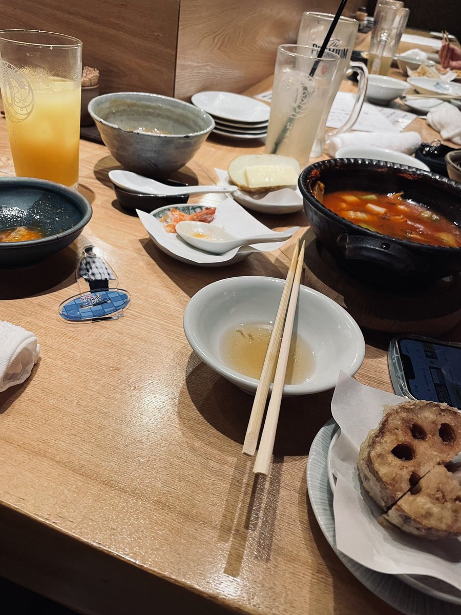 料理に埋もれる浦和希さん(反射)