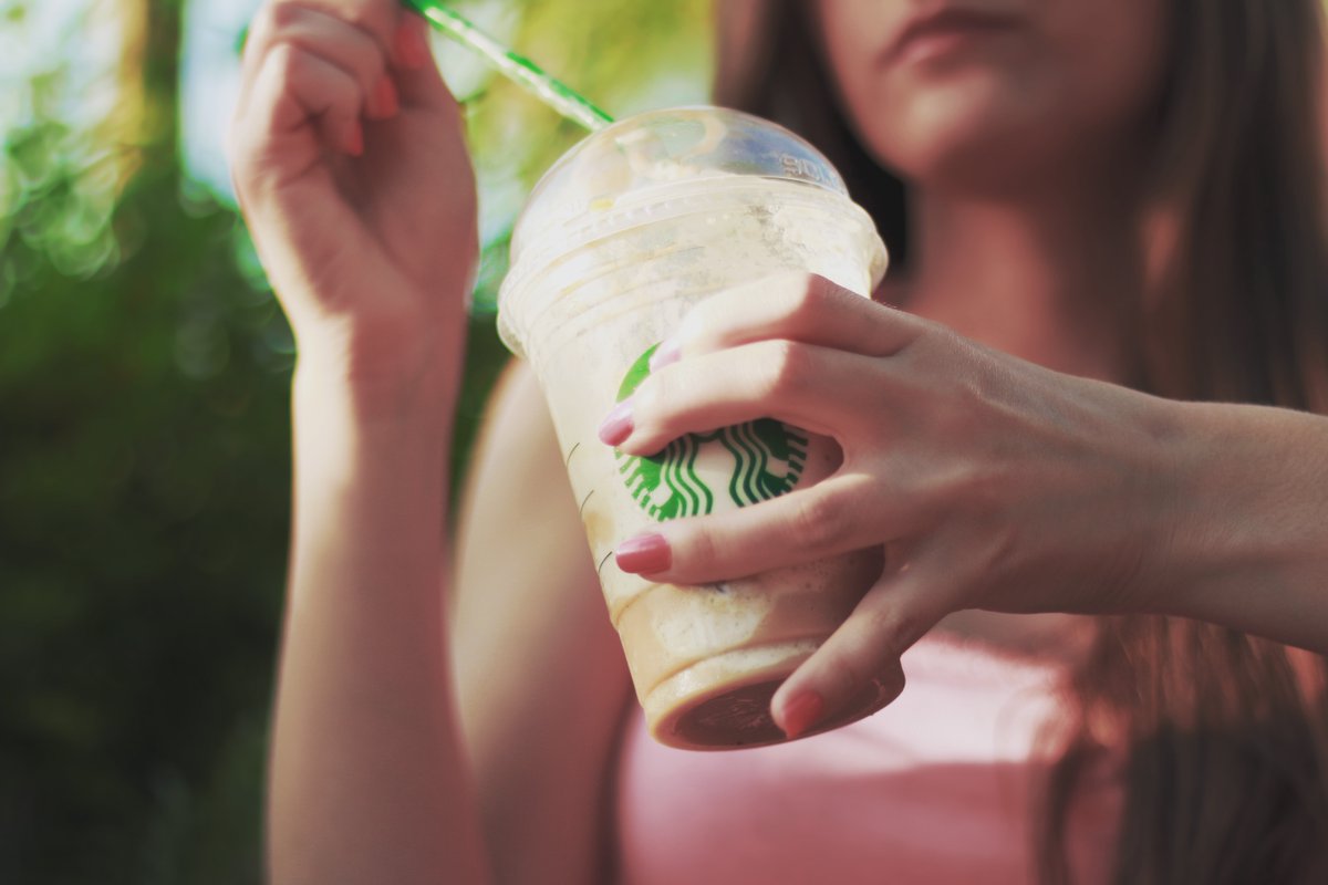 Starbucks | Koers onderuit na winstwaarschuwing: De koers van Starbucks kreeg op 1 mei een dreun van 17,9% te verwerken. De verwachting voor 2024 voor de groei van de winst per aandeel werd bijgesteld, namelijk van 15-20% naar hooguit een paar procent… dlvr.it/T6M6bq