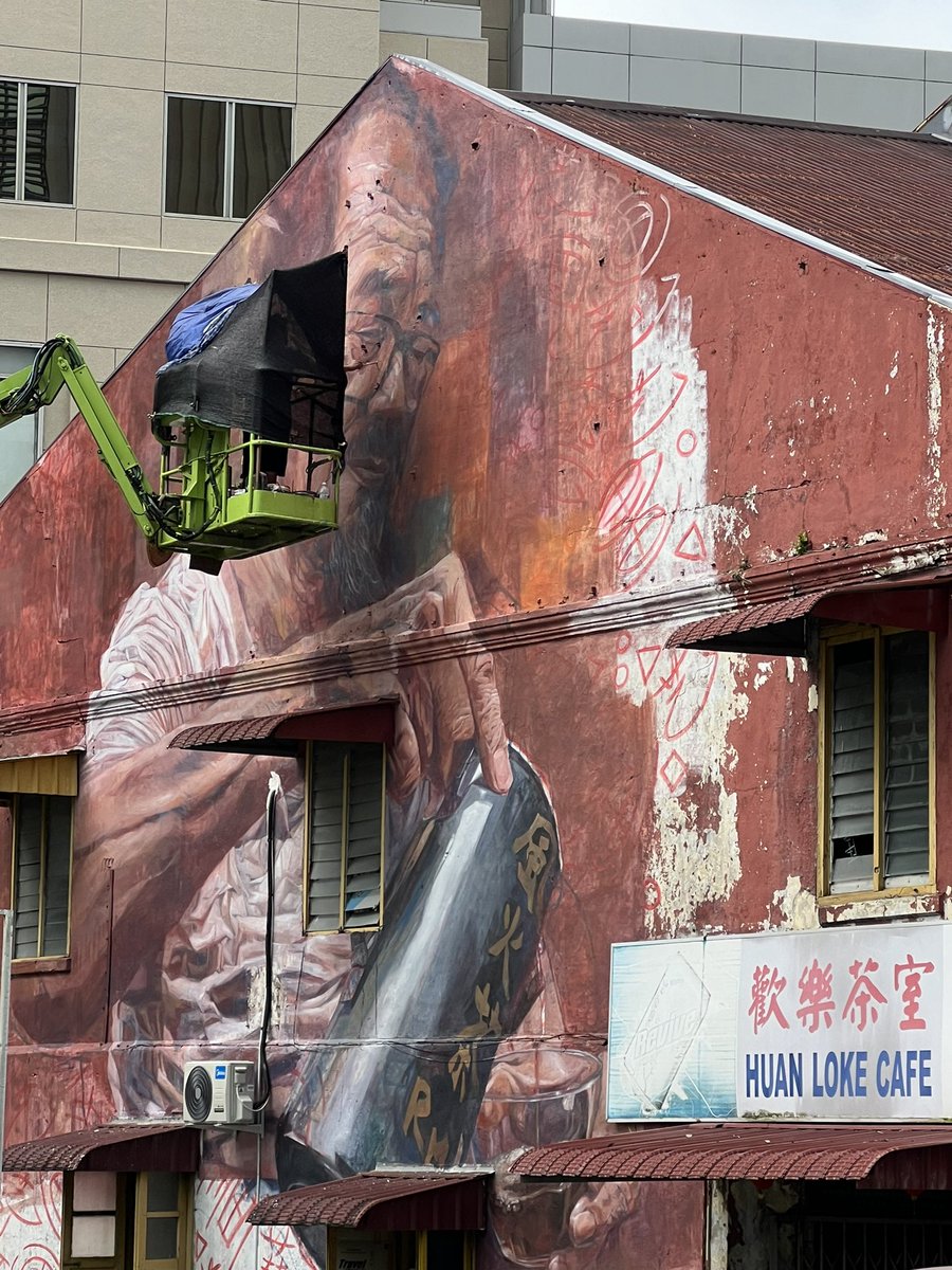 Terpegun kagum melihat pelukis mural menyiapkan projek di Kuching. Sarawak.