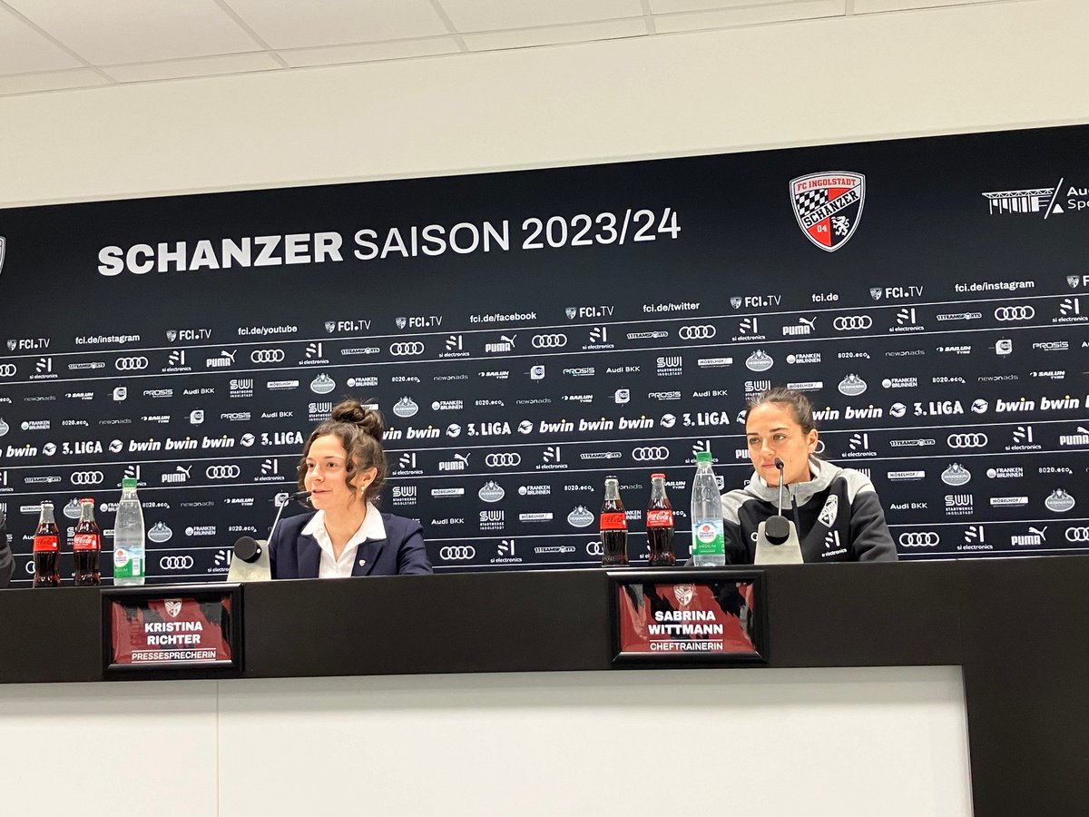 Sabrina Wittmann bei ihrer Vorstellung als Interimslösung beim @Schanzer. Sie ist die erste Cheftrainerin im deutschen Profifußball. «Ich habe nicht darüber nachgedacht, ob es die einzige oder letzte Chance in meinem Leben ist oder sich noch 40 andere ergeben.» #dpareporter