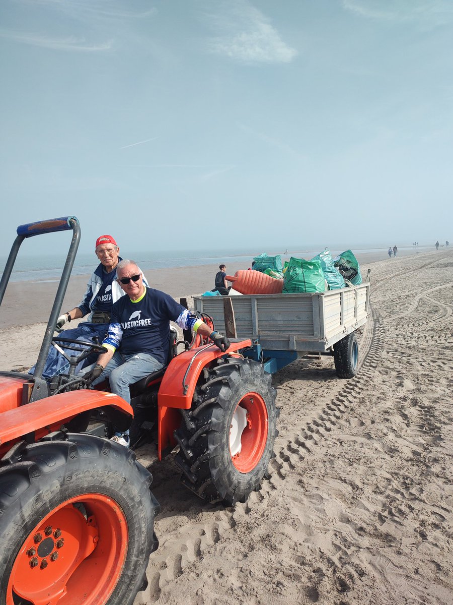 🚨Exceptional transport: bags full of incivility. 

A clean beach is more beautiful. Join us here: plasticfreeonlus.it/aderisci 

#plasticfree #pollution #environment