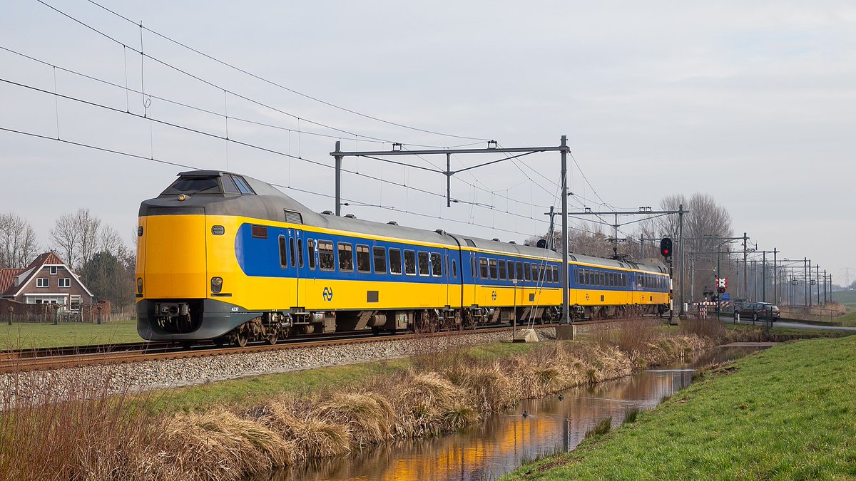FjRoebersen's tweet photo. @MachinistStefan @Piet_Heyn Ik kan mij nog herinneren dat mijn klasgenoot Christiaan #Damman op de lagere school trots meldde dat de werkgever van zijn vader, de Nederlandse Spoorwegen (#NS), de zeer gehorige gele Hondekop ging vervangen door de Koploper. https://t.co/eG56nftXj7