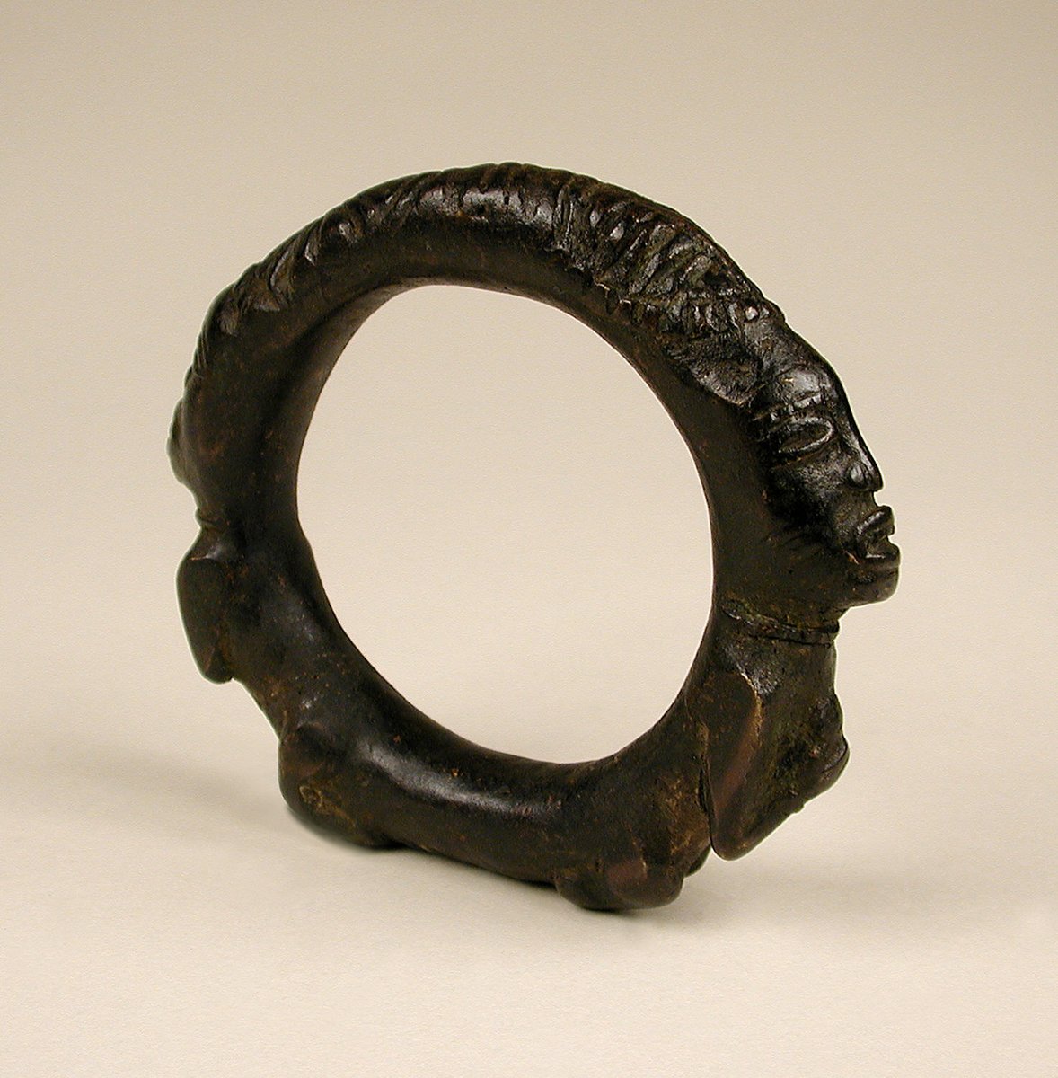 Title: Bracelet

Location: Congo

Date: 17th-18th century

si.edu/object/edanmdm… 

 #DemocraticRepublicoftheCongo #ArtBot