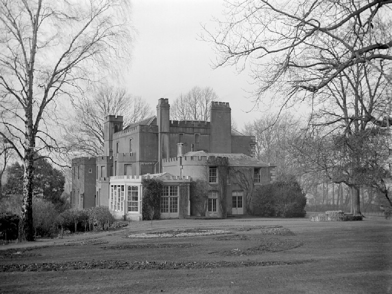 Happy #PhotoFriday: Tovil Court, Maidstone, c. 1900. Photo by Sir Garrard Tyrwhitt Drake who was the founder of Maidstone’s Carriage Museum and twelve times mayor of Maidstone. (Old Maidstone Collection, OM023). #Photographs #LocalHistory #Maidstone #MaidstoneMuseum