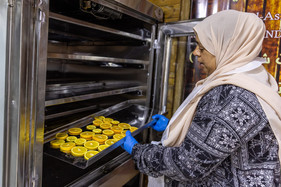 Huda produces dried fruit in #Jordan, including apples, apricots, oranges & grapes🍎🍊🍇 Thanks to IFAD, she purchased new tools that allow her to save time while maintaining quality. With her business booming, she has expanded out of her network to sell in a nearby showroom.