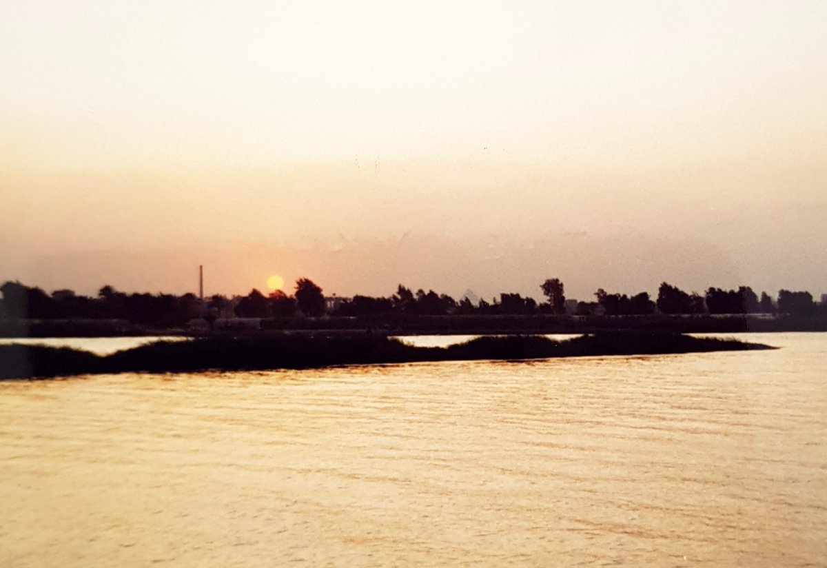 #OffMyBeatenTrack in Cairo. Today is Sun Day, apparently.  Here's a picture of the setting sun casting a golden glow on the Nile.
author.to/JacquesForet

📚📔#CosyCrime #JacquesForêtMysteries #Kindle #KU #Photography #JamesetMoi