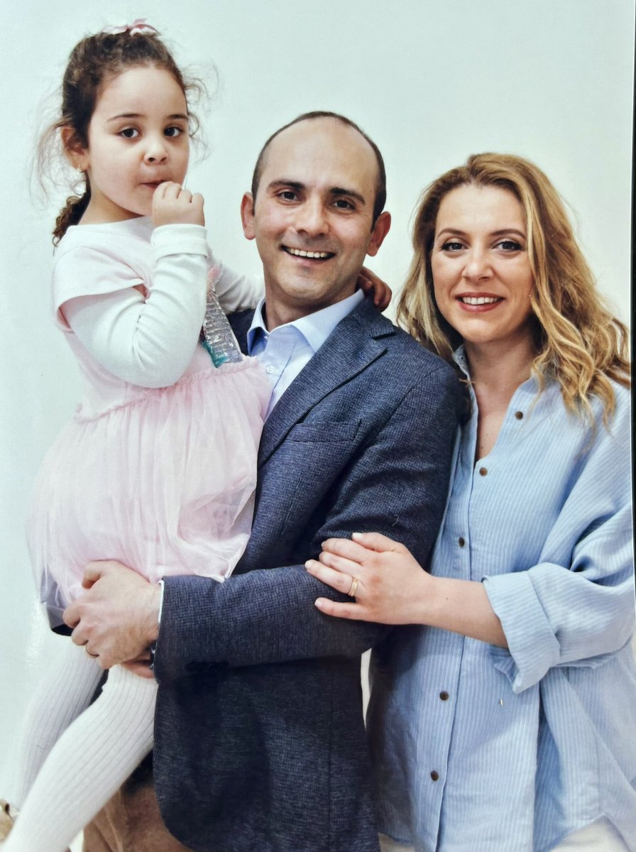 3 Mayıs 2024, Silivri, 73. kapalı görüş: Tayfun'dan herkese çok selam.

Vera’mız onu bu travmadan uzaklaştırmak için apar topar başlattığımız kreşten Haziran ayında mezun oluyor. Tayfun okul yolunda hiç kızının elinden tutamadı, bisiklete binmeyi öğrenirken selesinden tutamadı.