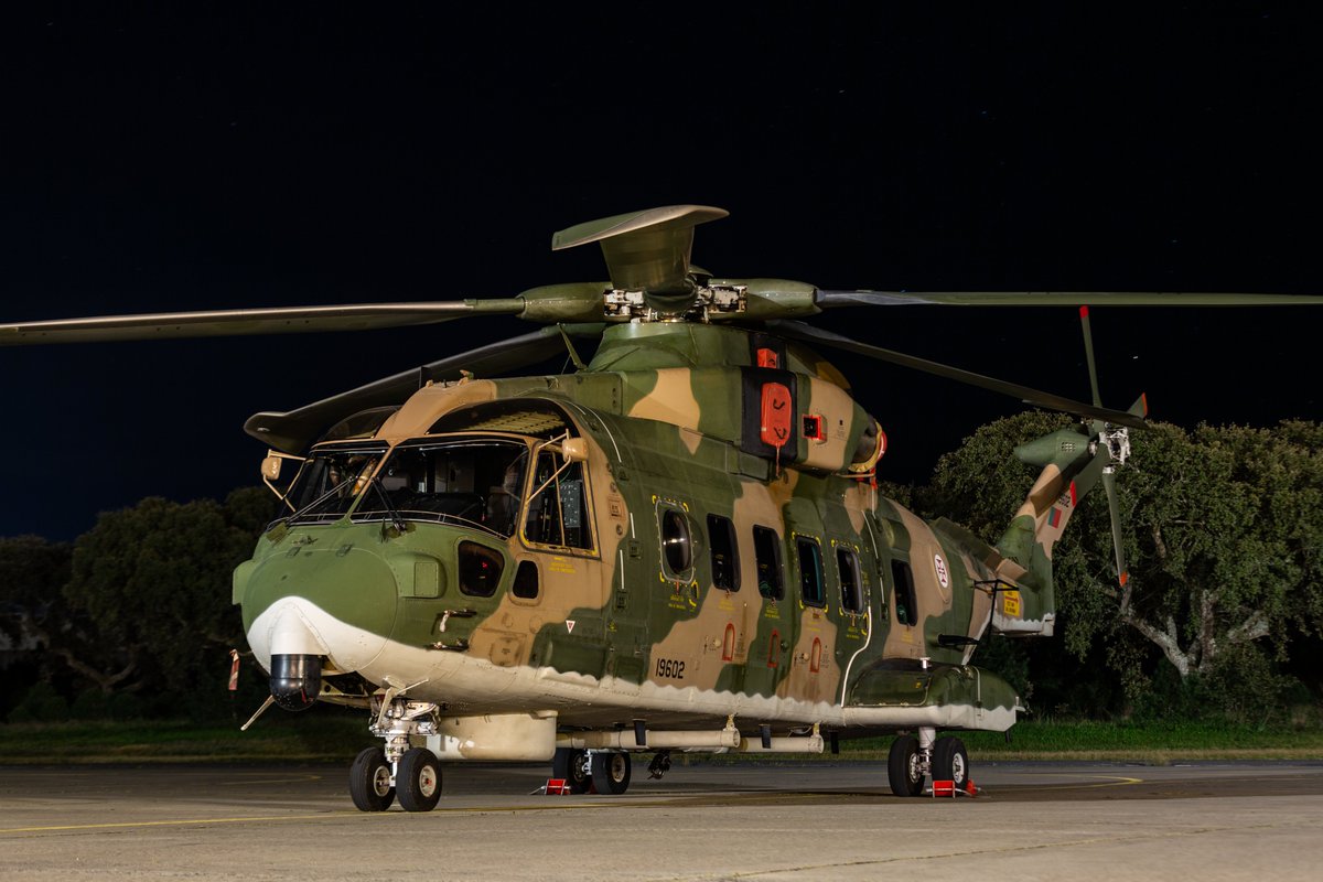 A #ForçaAérea realizou, através da Esquadra 752 - 'Fénix', o transporte de um doente a necessitar de cuidados médicos urgentes. Para a missão, que decorreu durante a madrugada, foi empenhado um helicóptero EH-101 Merlin. #MEDEVAC #Esquadra752 #Saude