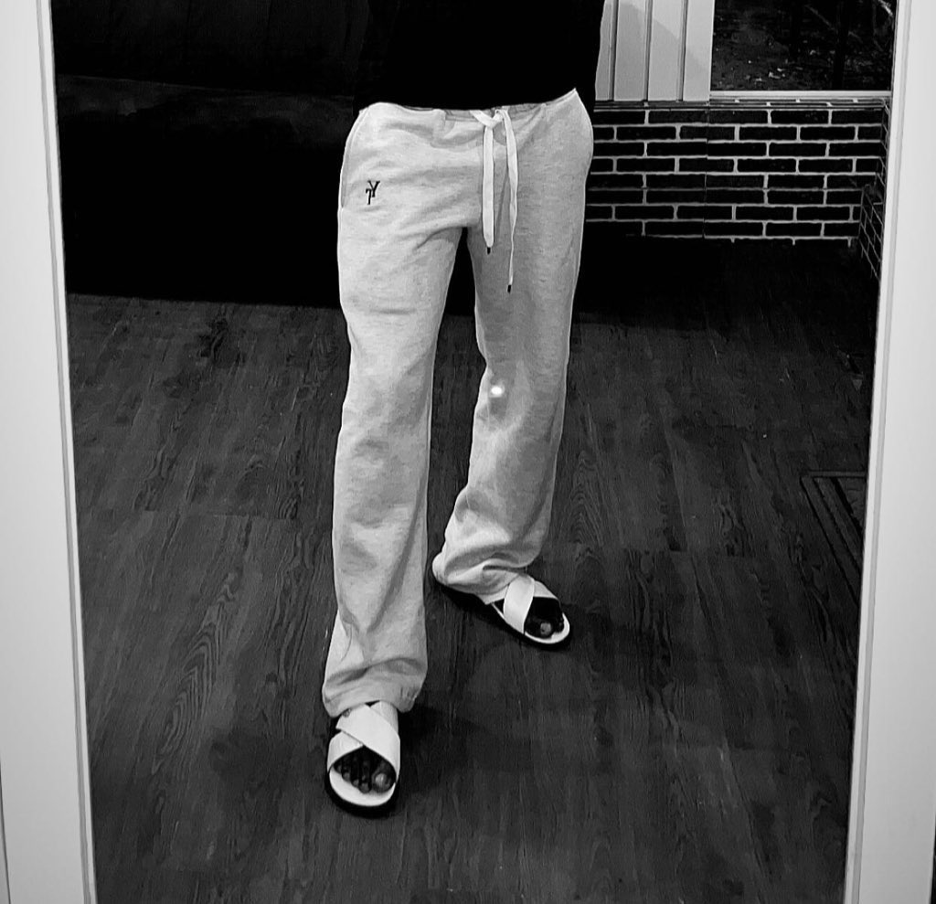 MissYanfe's tweet photo. It’s so cold out today 🥶❄️ why don’t you adapt faster by ordering your sweatshirt or sweatpant from me?🤭
  
Sweatshirt- 20,000
Sweatpants- 17,000

P.S : you can place your order in other colors as well to suit your gender🤭🧏🏾‍♀️ https://t.co/wZ3sDWheaF