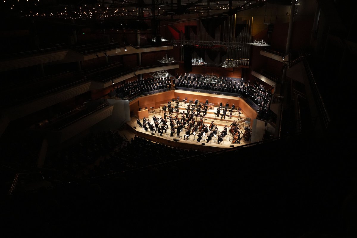 🫶 Thanks to all who came to our very special Rush Hour concert last night, conducted by our incoming Principal Conductor, @kahchun_music! It was fantastic to share the stage again with the @hallechoir as well as Mary Bevan and Ashley Riches. 📸 Alex Burns, The Hallé