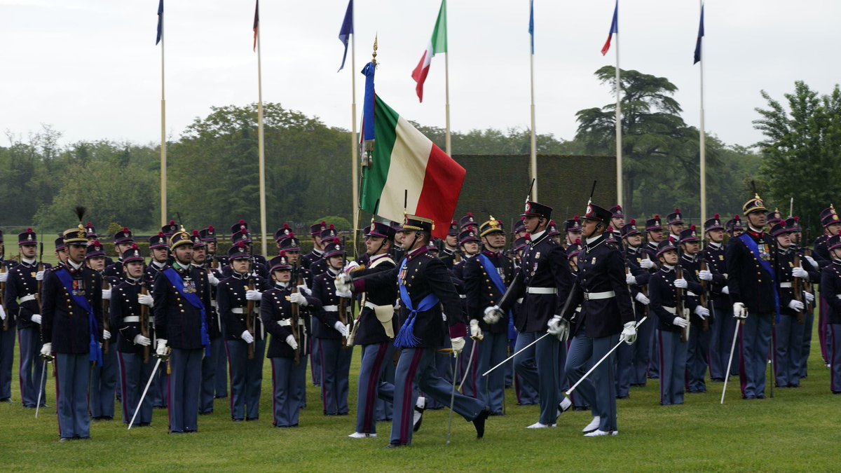 Vengono resi gli onori alla Bandiera di Guerra dell’Esercito Italiano.
#EsercitoDegliItaliani  
#AlServizioDelPaese