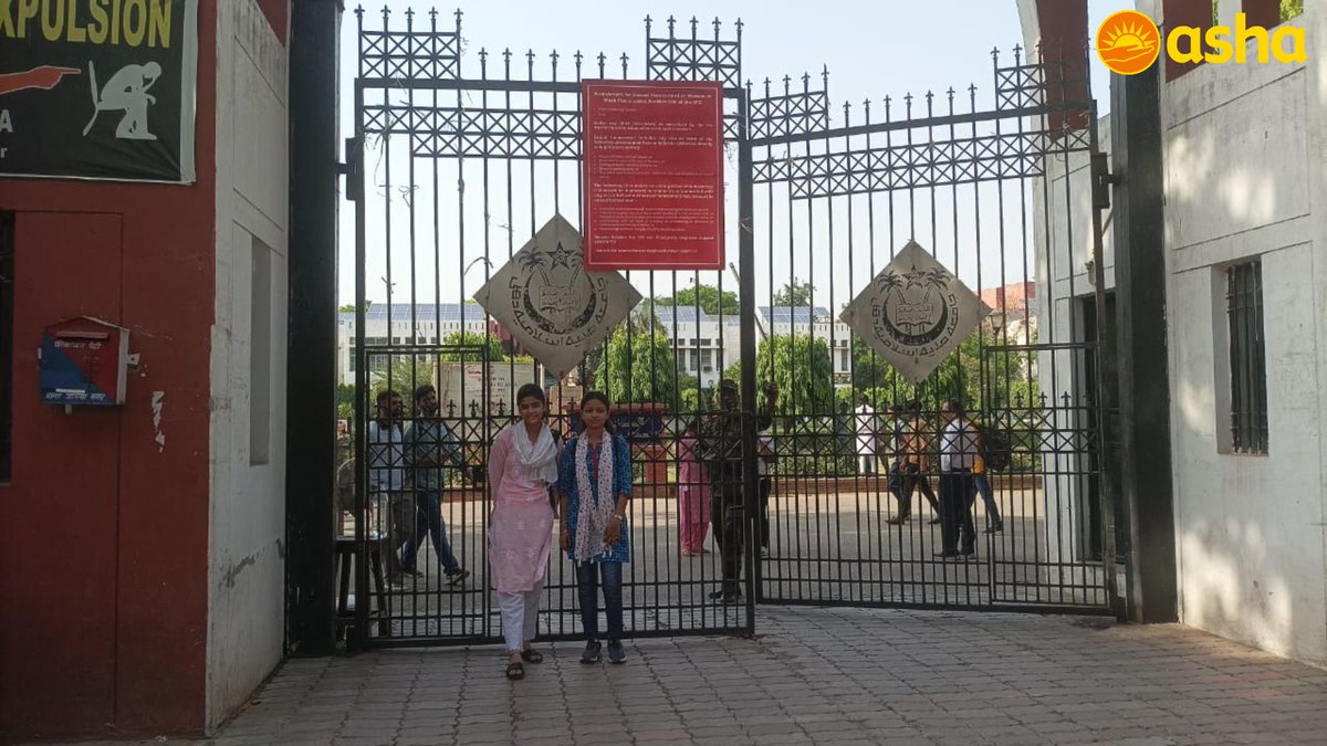 An Asha Ambassador called Khushboo took along an extremely nervous high school student for an entrance exam for the famous JMI university. The student had never taken the metro and was confused about the documents she needed to carry. 

Read More: acesse.one/DCVwu