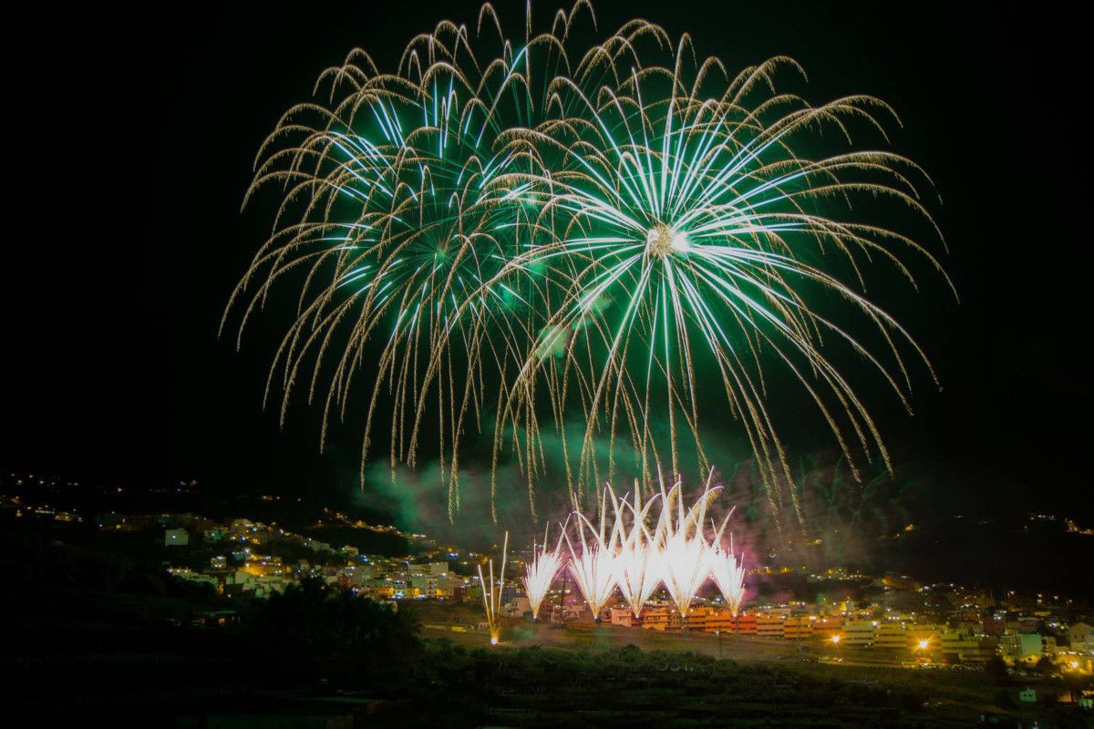 El más colorido e imponente festival de pirotecnia está en #Tenerife 🎆. Los Fuegos de Mayo, en el municipio de Los Realejos, son, sin duda, una de las citas más importantes en las Fiestas de Mayo. @losrealejos