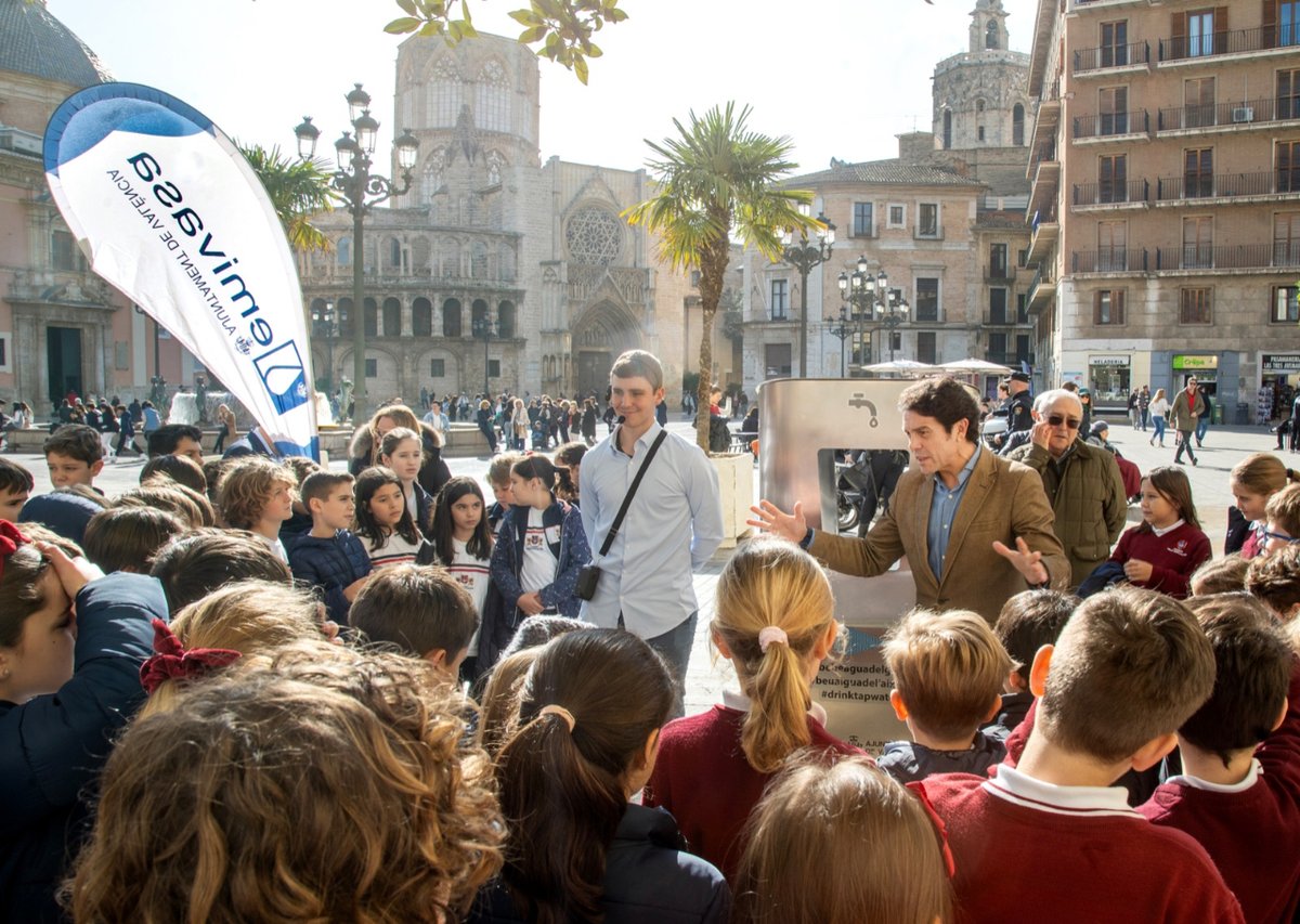 🚰⛲️Valencia se llena de fuentes de #aguasostenible, agua filtrada y fresquita 🙌💧 #Bebeaguadelgrifo. @CarlosMundina @AjuntamentVLC @ciclo21