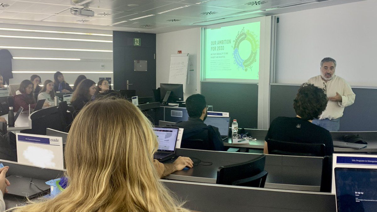 So great to have @OxfamIntermon in my class on building a #sustainable #supplychain to share how to build a fair & sustainable #valuechain! @Esade @ESADEisocial @majatampe