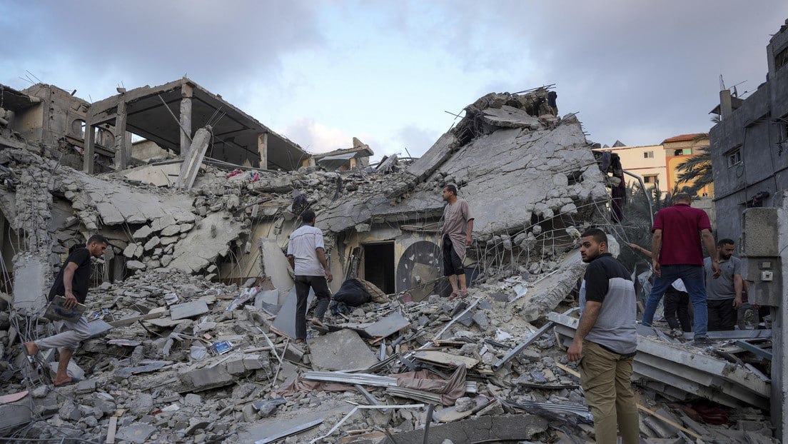 🇺🇳 Según la ONU: La Oficina de Coordinación de Ayuda Humanitaria de la ONU (OCHA, por sus siglas en inglés) afirmó que al menos 10.000 personas están sepultadas bajo los escombros en la Franja de Gaza. Barrios enteros han sido arrasados por los intensos bombardeos israelíes en el…