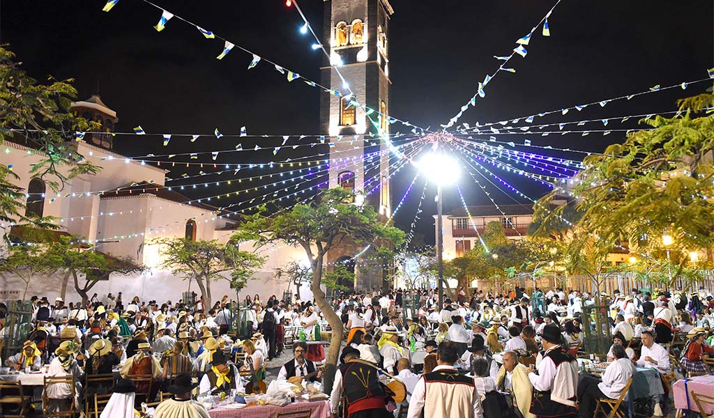 Cientos de personas vestidas con el traje típico se reúnen para disfrutar de la música tradicional 🎤, las orquestas 🎶, así como la comida 🍽️ de nuestras islas en el Baile de Magos de Santa Cruz de Tenerife. @SocDesarrollo #TradicionesTenerife