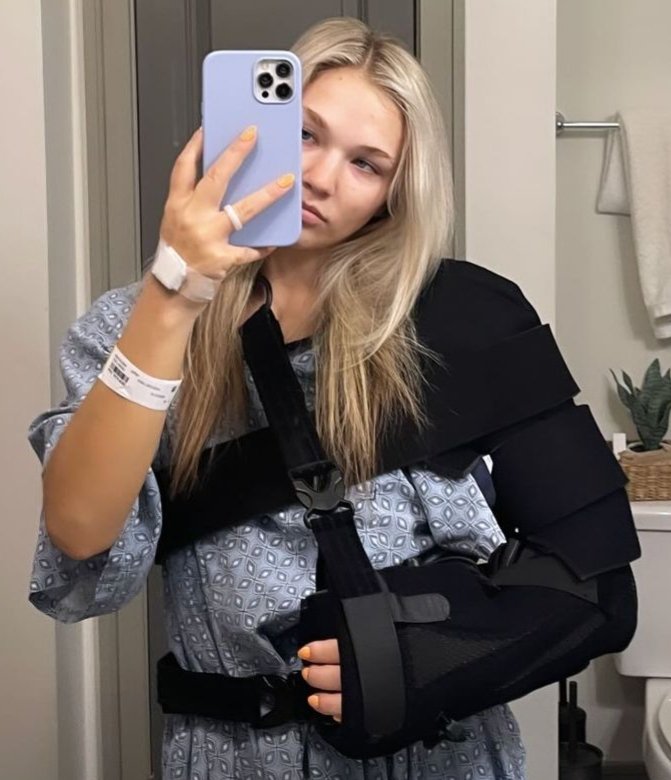 Julia Hart a confirmé sur Instagram qu'elle avait été opérée de l'épaule gauche. Selon PWInsider, on s'attend à ce que Hart soit absente jusqu'à la fin de l'été ou au début de l'automne. #AEW #AEWFrance