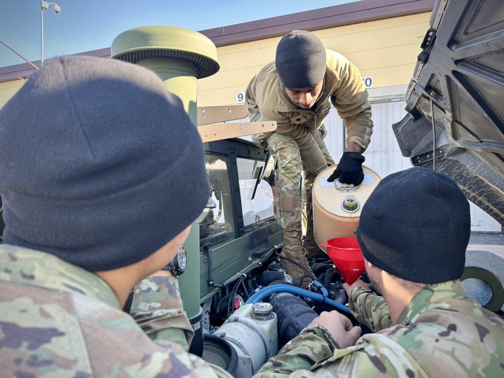 #HappeningNow @3_10MTNPatriots inspect vehicles before their convoy to Finland 🇫🇮 during a 900km tactical convoy through the High North in support of #ImmediateResponse.

#StrongerTogether #ClimbtoGlory 

@US_EUCOM @USArmyEURAF @USArmy @FORSCOM @18airbornecorps @SecArmy @NATO