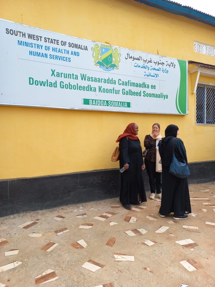 We visited Baidoa, in the South West State, to explore Finland’s support through @IOM_Somalia. 🇸🇴 🇫🇮 It was great to meet with professionals at the Bay Regional Hospital, the only public hospital in an area that covers a million people, including internally displaced people.