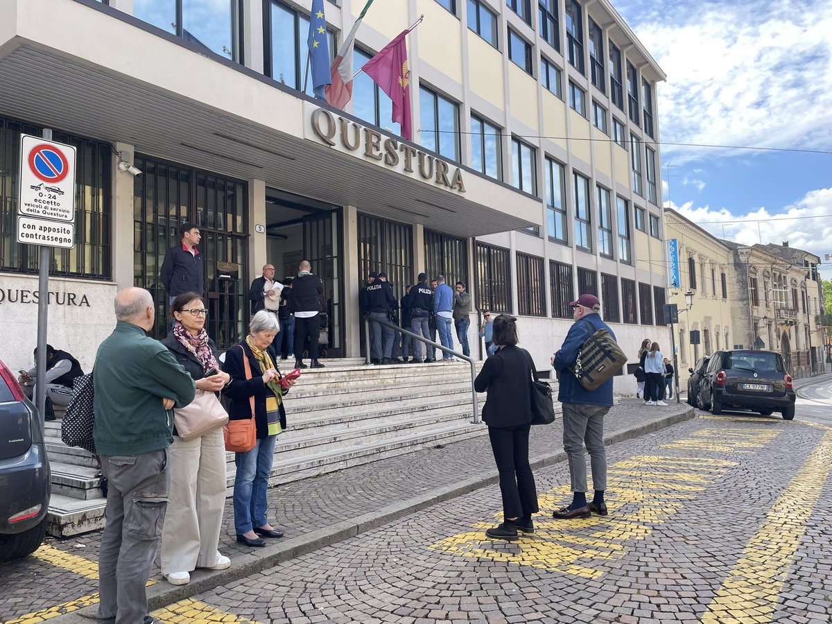 Cinque attivisti di Ultima Generazione,  per una non azione non compiuta il 12 aprile e per la quale erano già stati trattenuti in questura di Padova, sono stati nuovamente prelevati dalle loro case dalla polizia, questa mattina.