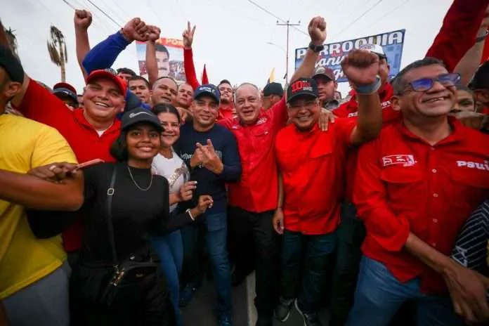 El primer vicepresidente del PSUV, Diosdado Cabello, reveló este jueves en Maracaibo, estado Zulia que “hoy el candidato de los que piden sanciones, viene ahora a pedir el voto del pueblo” .@dcabellor #oriele #prelemi #sergetti #luzzers #VenezuelaCalorPatrio