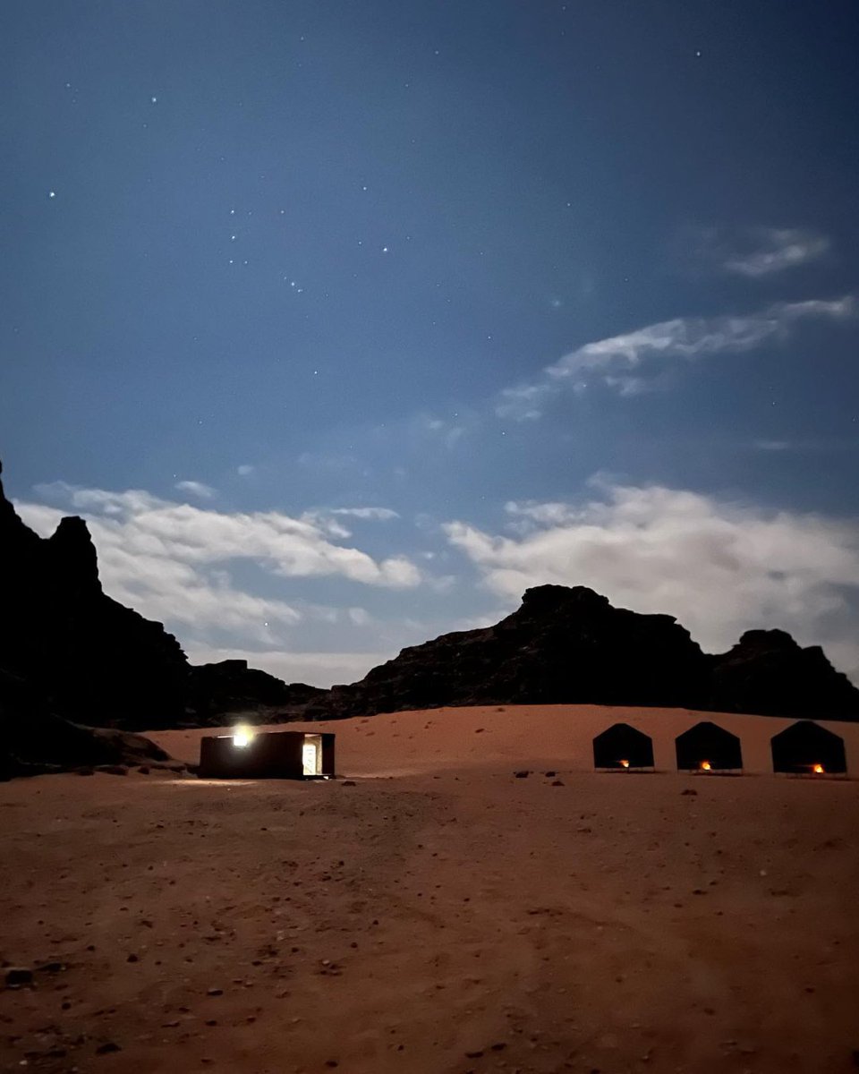 Avete sentito parlare del maestoso Wadi Rum? In arabo, il suo nome significa 'Valle della Luna', una descrizione perfetta per questo luogo incredibile! Oggi vi mostriamo le incantevoli immagini di @nomadyae del Wadi Rum. 🫶

#HeymondoTribe #WadiRum #Giordania #viaggiatori