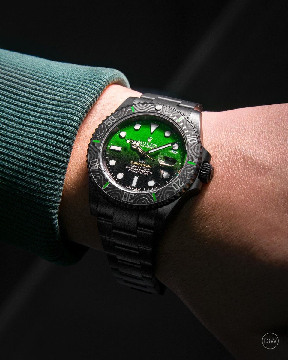 DiW Rolex Green Submariner PARAKEET (Retail:EUR 36.990) Price & Details: bit.ly/4bo8wl9 DiW 勞力士 綠水鬼 #rolexsubmarinerdate #rolexsub #greensubmariner #126610lv #submarinerhulk #greenrolex #rolexgreen #SeaDweller #DesignaIndividualWatches #patekWatch #alangesohne