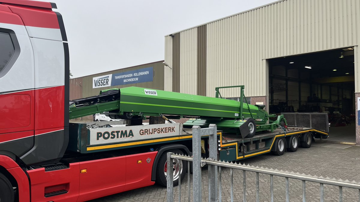 De aardappels zitten nog niet overal in de grond, maar de inschuurmachines voor seizoen 2024 worden al afgeleverd. Deze kleine wendbare hallenvuller met zeer grote oversteek gaat op weg naar zuid Duitsland.