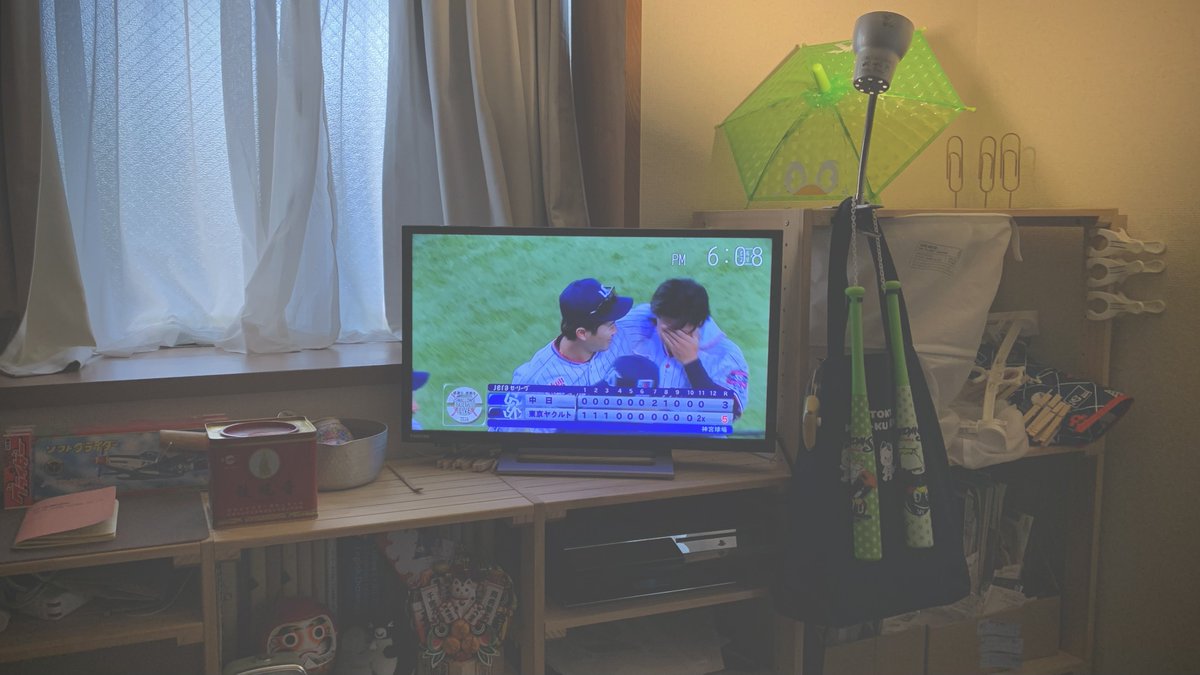 9 #塩見泰隆 の控えめサヨナラホームラン SHIOMI Yasutaka’s modest walkoff HR and 64 #岩田幸宏 is blaming himself being killed by a pickoff through and crying of relief 岩田くんは責任感じて泣いてるけどかっこよかったよ！ #AuthenticJPNsnaps #AuthenticJPNcorpus 🏟️ #Swallows vs #Dragons