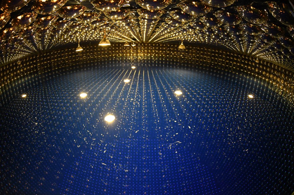 This #PhotoOfTheWeek is of Super-Kamiokande, a neutrino observatory located under Mount Ikeno in the Western Japanese mountains🏔. Super-K is a Cherenkov detector, observing rings of light emitted by charged particles moving in ultrapure water.