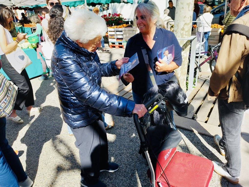 Tractage ensoleillé ☀️ ce matin pour @fxbellamy au marché de Saint-Jean-de-Luz. 
Accueil toujours très positif des luziens 😊
Merci aux militants qui se dévouent toute les semaines pour mobilier nos électeurs 🫶
#AvecBellamy