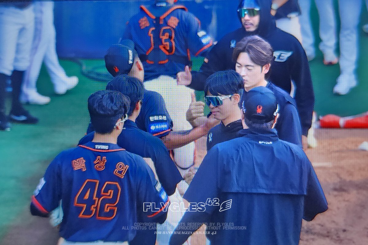 투포수 쭉 도열해서 같이 화이팅하는 거 넘 좋다...♡ 독수리배터리들 화이팅입니당🫡