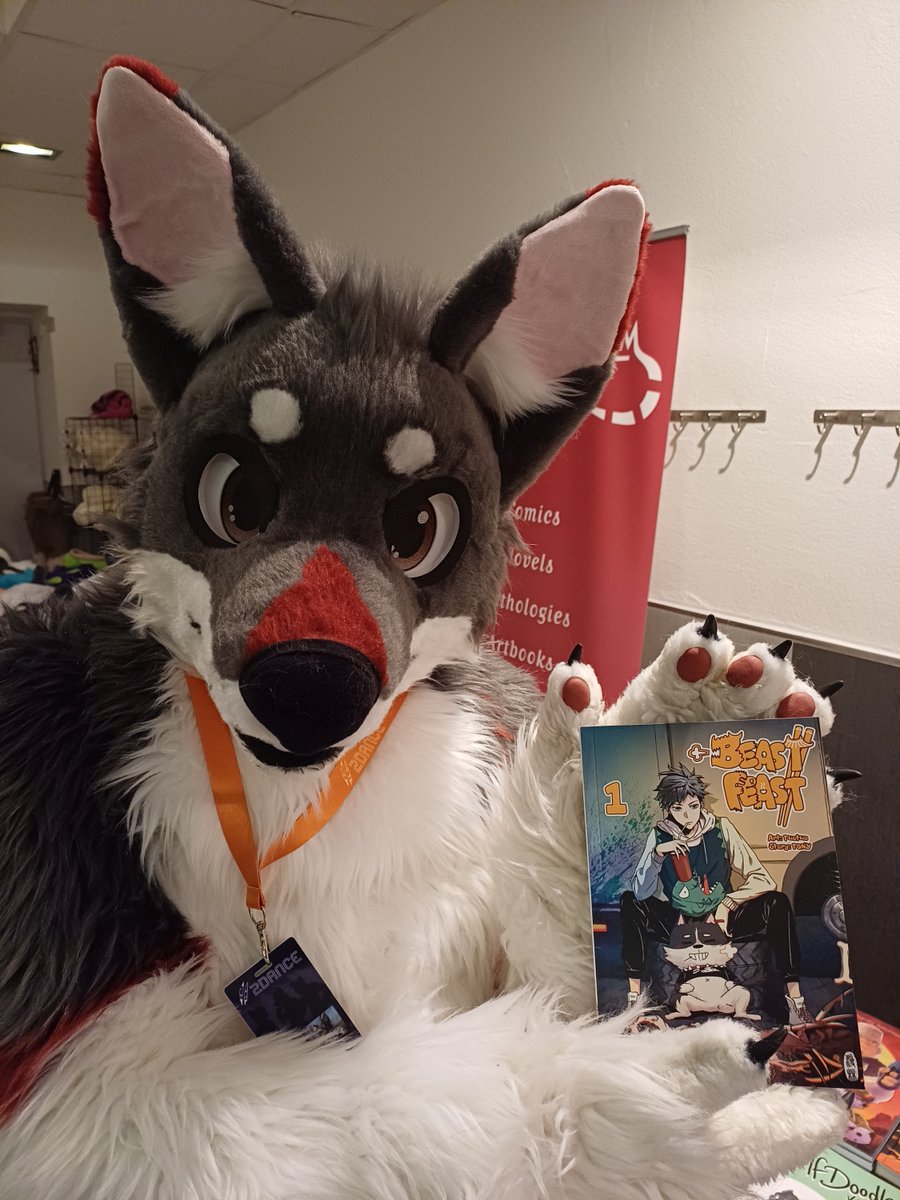 Fusselschwarm's tweet photo. Husky zeigt Husky! #FursuitFriday 

#ComicsInPaws mit Trikun (getragen von Yerodin / gebaut von @Sasa_Creations) auf dem @2Dance_NRW vor ein paar Wochen.😀 https://t.co/0zHy9W3XFo