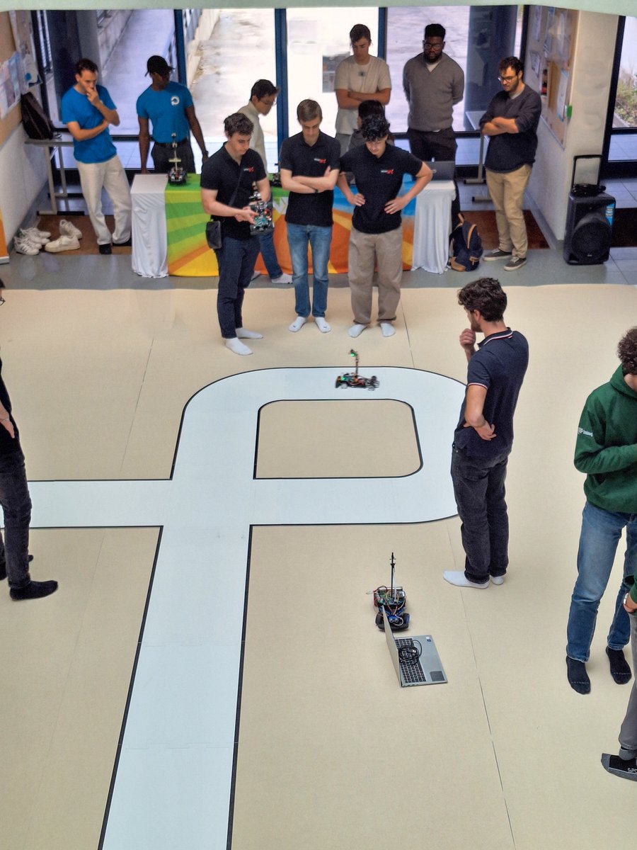Notre école a accueilli la 10ème édition de la NXP Cup, célèbre course internationale de voitures autonomes.🚙 Élèves ingénieurs de France et d’Europe sont venus s’affronter lors de cette compétition.🌍 Félicitations aux vainqueurs : @PolytechMontp et @hearcingenierie ! 🎉