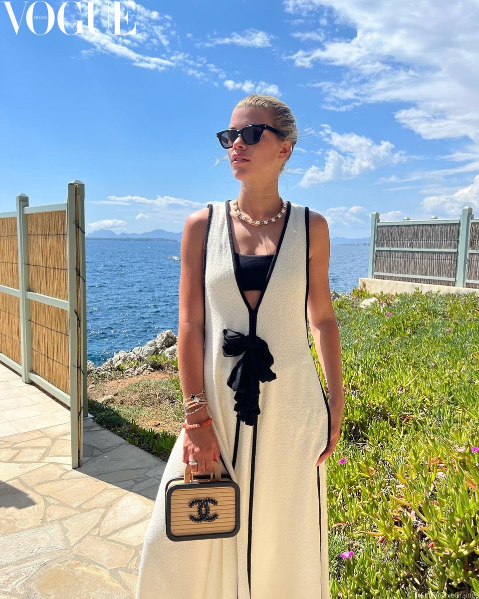 Du défilé #Chanel printemps-été 2024 au vestiaire de #SofiaRichieGrainge… L'allure riviera chic fait souffler un vent de liberté sur la mode estivale. --> trib.al/ws6wO8B © @SofiaRichieGrainge