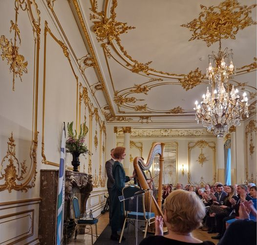 🎶Loved @jeankellyharp's dramatic, subtle playing @IrelandEmbGB ballroom last night incl. 'Salley Gardens', which I last heard Jean + flautist sister @fizzlekelly weave thru @AnneMarie_Fyfe's Townley Hall poetry reading @boynemusicfest organised by Aisling + Julie-Anne Manning🎶