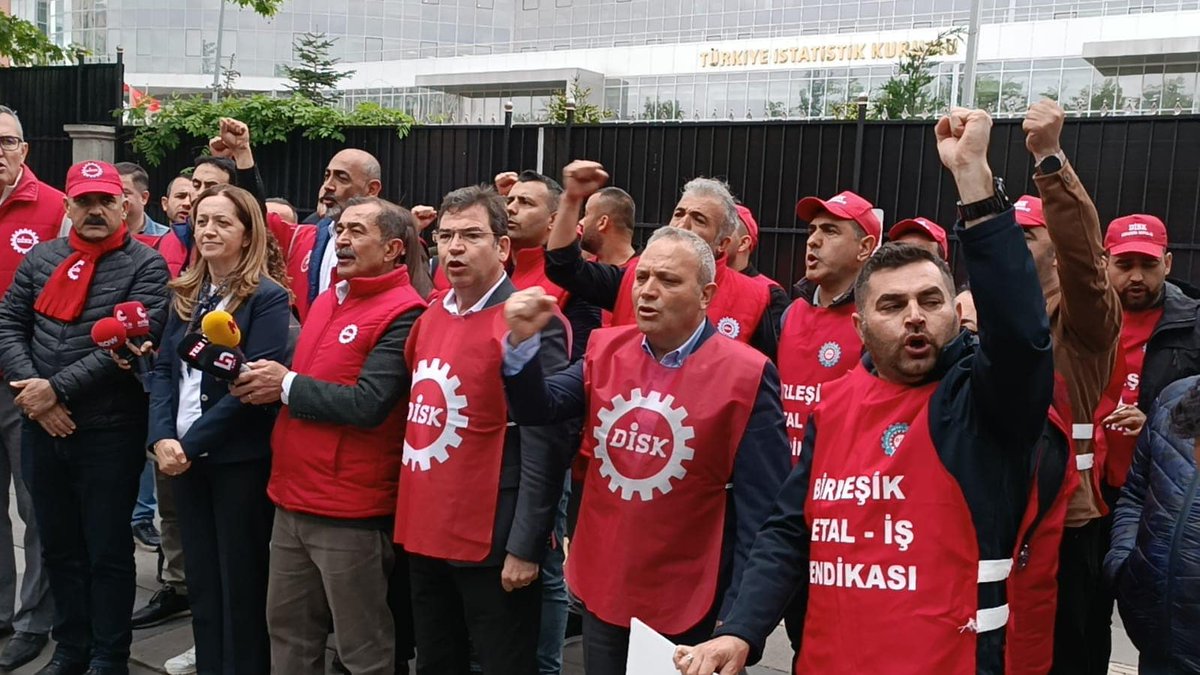 Konfederasyonumuz DİSK, TÜİK önünde.... 'Gerçekleri açıkla, ekmeğimle oynama!' #Enflasyon hesabında mahkeme kararlarına uymayarak veri gizleyen Ankara TÜİK önünde düzenlenen basın açıklamasına DİSK Yönetim Kurulu üyeleri, DİSK Genel Başkan Yardımcısı ve sendikamızın Genel Başkanı…