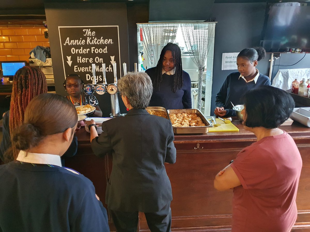 We welcome local teenagers into our pub every month. Here they are volunteering their time to cook for our #GenerationExchange lunch club. They don’t just cook, they build bridges between the generations, forming bonds and creating heartwarming moments. We think they’re fab🥰