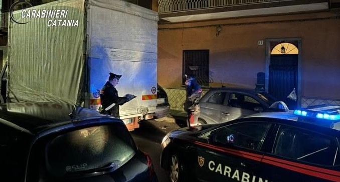 Catania, ruba il tir e scappa: preso Triplice furto da una ditta: scatta l'inseguimento notturno lasiciliaweb.it/2024/05/catani…