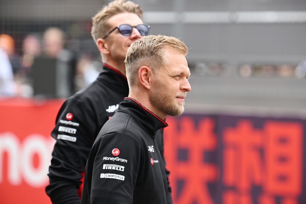 👶 VELETLERLE İŞİM OLMAZ.

🗨️ Kevin Magnussen, Nico Hulkenberg'in Audi'ye transferi ve Ollie Bearman'ın adının Haas ile anılması hakkında açıklamalarda bulundu:

🗣️ Magnussen: Dürüst olmak gerekirse Nico ile takım arkadaşı olmaya devam edeceğimizi düşünüyordum. Sauber'in Audi…